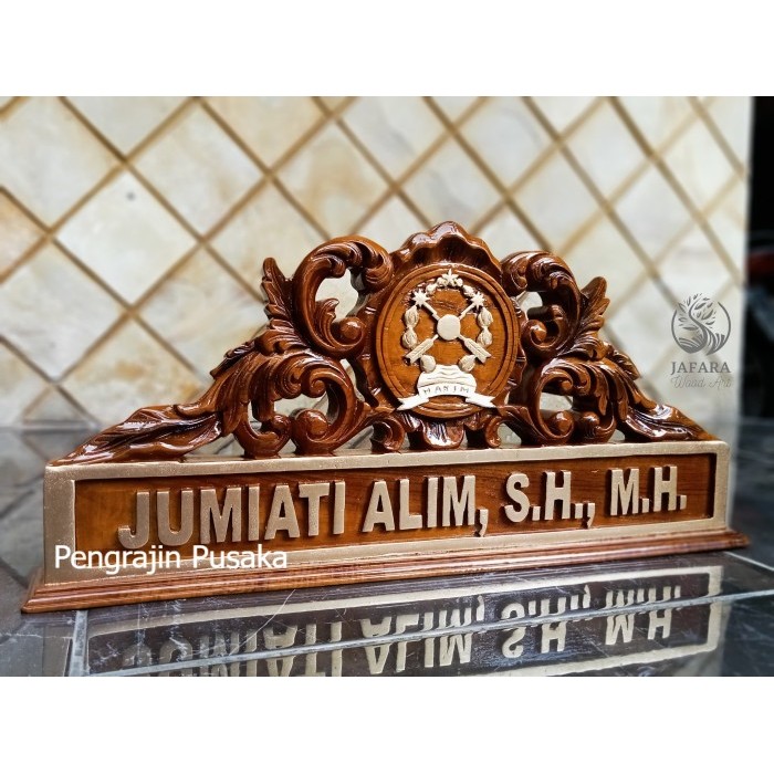 

papan nama meja ukiran kayu jati custom logo hakim PP3642369