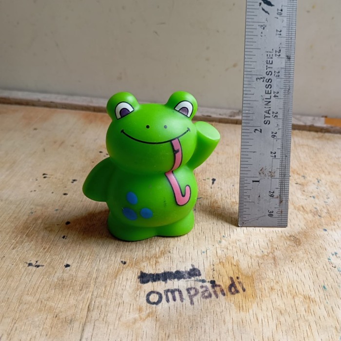 BB99 figure kartun kodok burger king toys