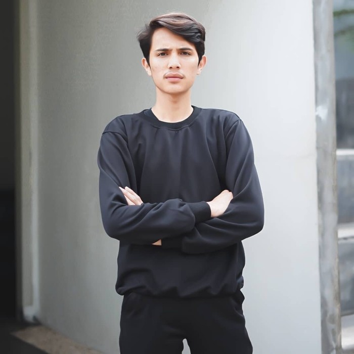 Sweater Couple Crewneck Polos Simple Korean Style Warna Hitam - Hitam, 1 pcs