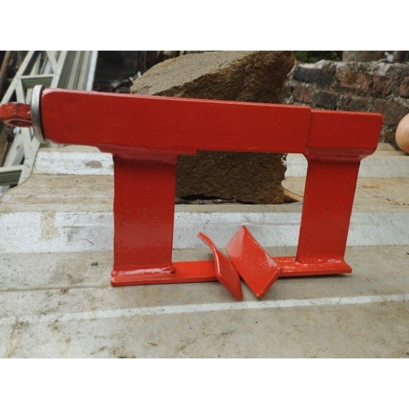 Alat press ban motor tubles dan non tubles bahan besi holo/ Alat penggembos  ban sepeda motor yang s