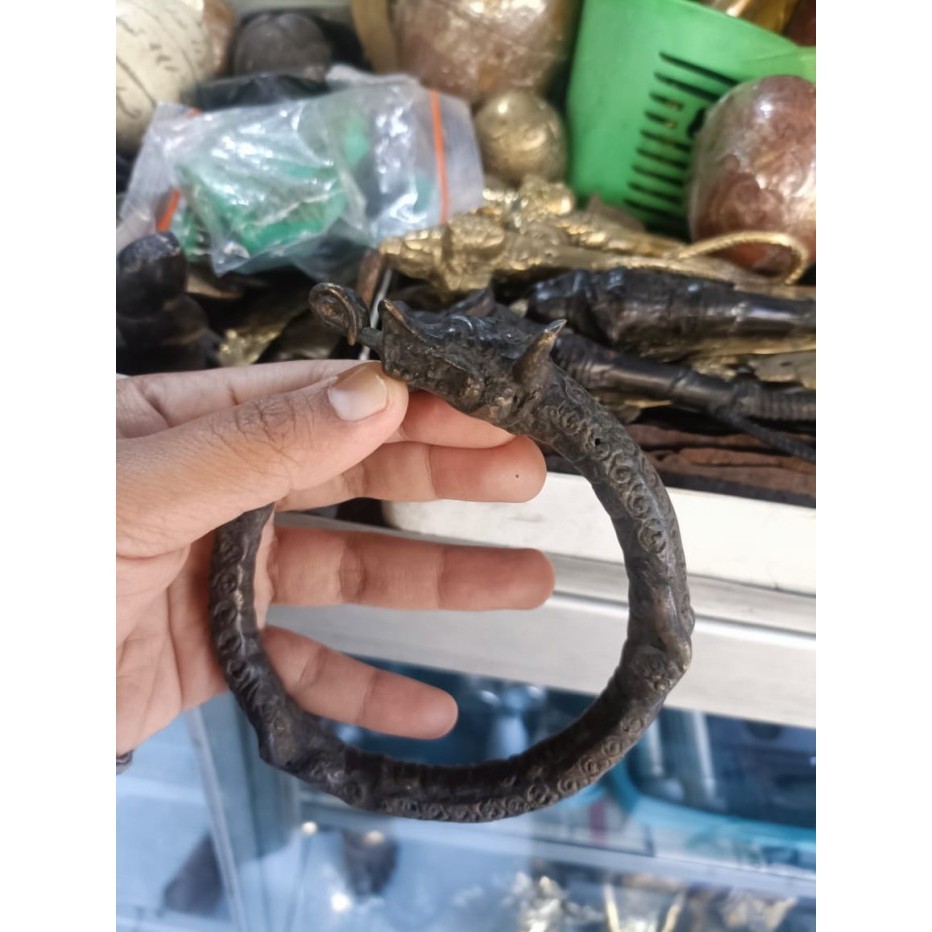 

gelang naga dari perunggu warna hitam termurah sepuh majapahit bk Keris sengkelat majapahit mataram kartosuro kartasura Surakarta Yogyakarta nagasasra sabuk inten keris kriss nogososro emas perunggu patung wayang batik budaya jawa melayubali BalineseJawa