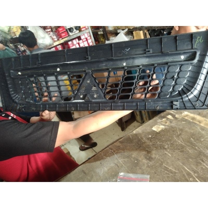 Gril depan canter euro 4 chrom original lelang