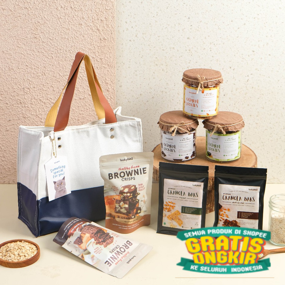 

Hampers / Parcel / Kado - PREMIUM CANVAS BAG / TAS CANVAS - Oatmeal Cookies + Brownie Crisps + Granola Bar + FREE Greeting Card + Box + Bubble Wrap | LUCKYBITE/ keluarga oleh oleh
