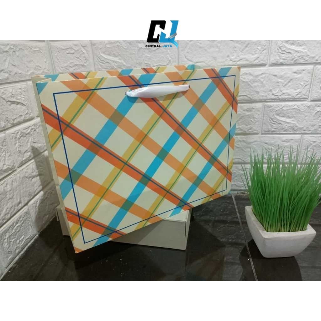 

Paper Bag Motif Ketupat Sayur Ukuran 32,5x25x14 cm