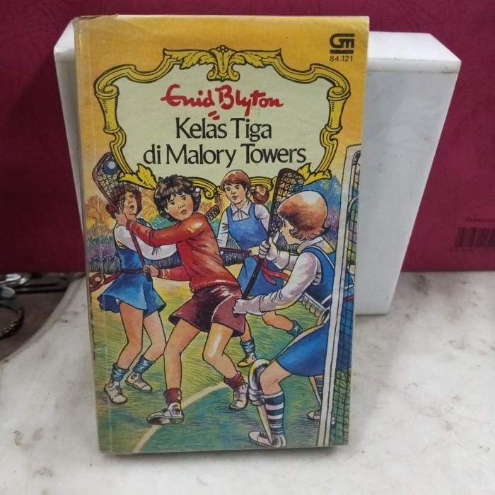 novel remaja ,kelas tiga di malory towers by enid blyton