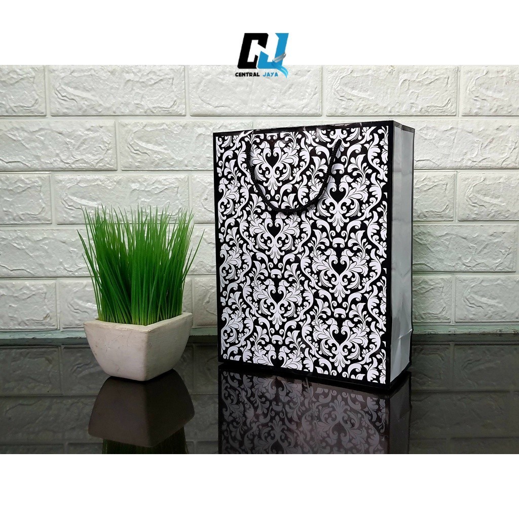 

Paper Bag Motif Batik Glossy 22x29x8 Kado Custom Wedding Tas Souvenir Kado Kertas Ulang Tahun Bridesmaid