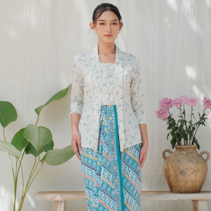 

✨READY✨ -Kebaya kutubaru rosea lengan 7/8 meradelima katun jepang putih - S