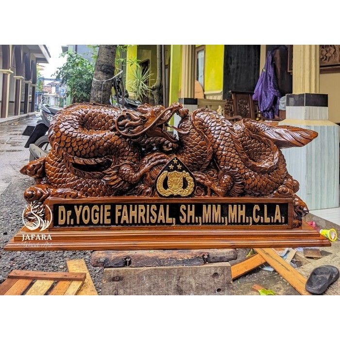 

papan nama kayu ukir jati jepara-papan nama meja jabatan patung naga KD34534