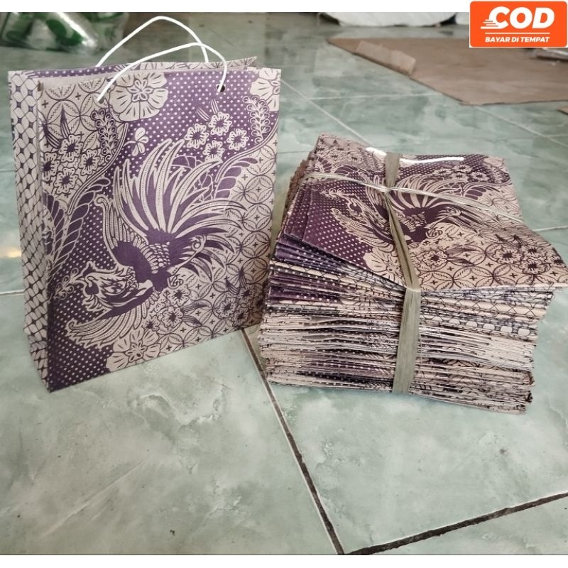 

Praktissl!!(1 ikat isi 50 pcs) tas kertas souvenir, kertas batik Tanggung ( kurang lebihT21,5xP17xL5)