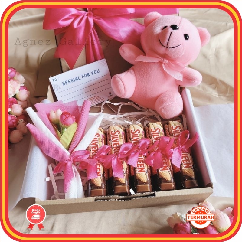 

Termurah Souvenir Kado Nikahan Teman BEstie Keren / Hampers Coklat / Hampers Boneka / Kado Valentine / Kado Ulang Tahun / Gift Box / Coklat Silverqueen Chunky