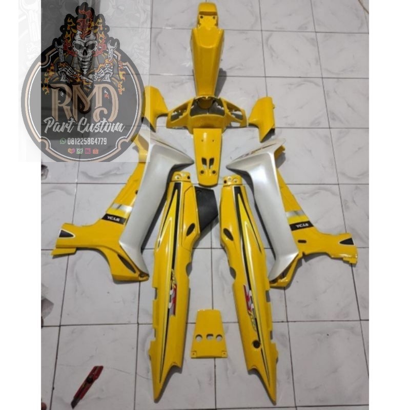 bodi halus yamaha fis r malaysia ss two kuning silver.limitied edition(gratis begel samping hitam) T