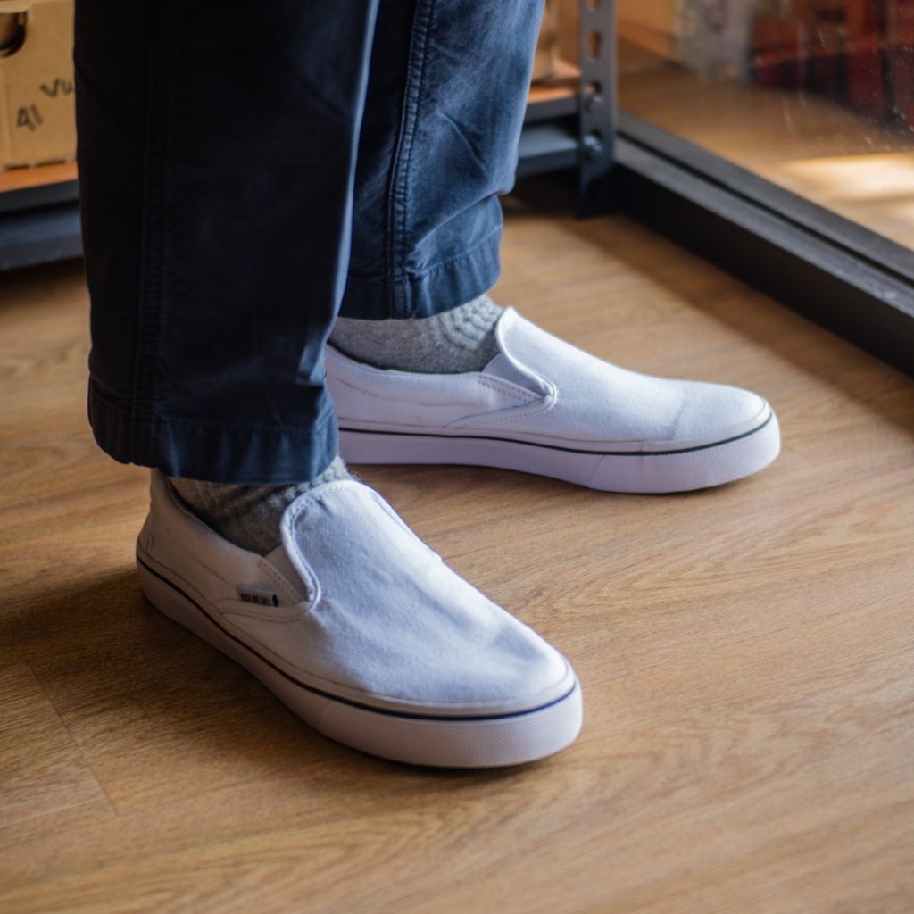 Sepatu KICK ME UP Slip-on All White CX