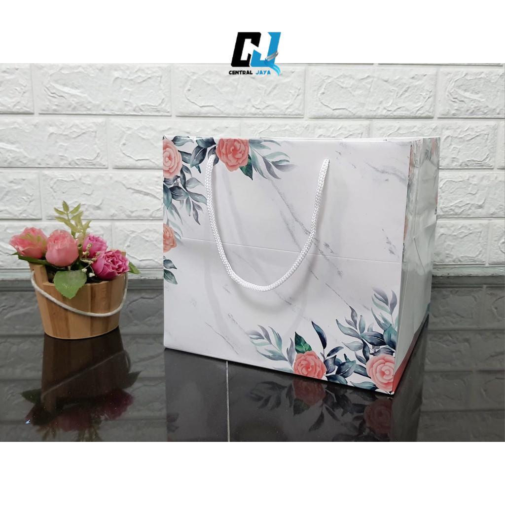 

Paperbag Kotak Nasi Motif Bunga Uk. 24 x 23 x 24 cm