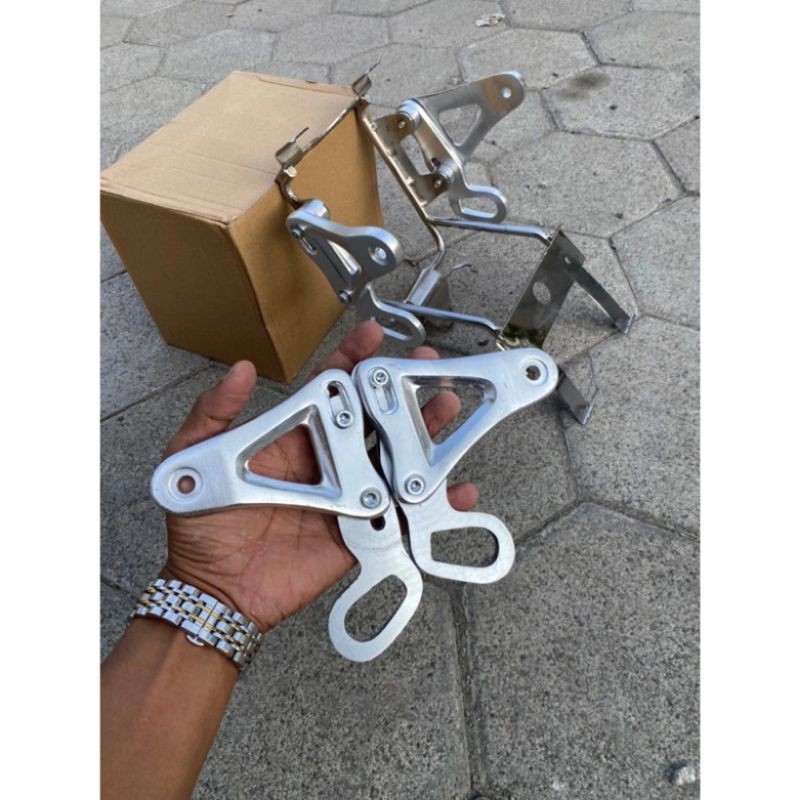 Kupingan lampu depan ninja ss/BREKET KUPINGAN LAMPU NINJA SS MODEL CNC RACING BAHAN ALUMUNIUM 1 SET 