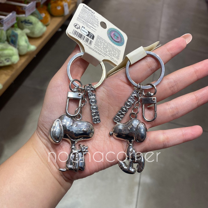 Miniso x SNOOPY - Gantungan Kunci / Keychain Metal Snoopy Summer Travel
