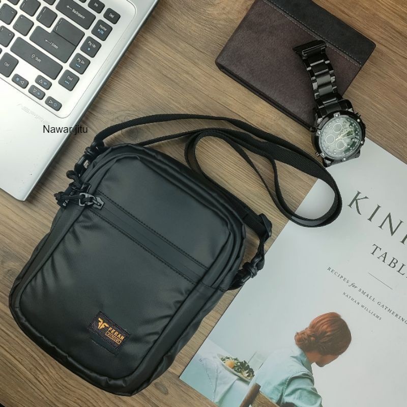 Tas anti air mini pria wanita Traveling-Hitam