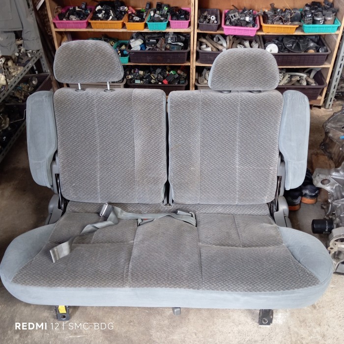 Jok / kursi belakang Baris ke 2 Bekas mobil Kia Carens gen 1 copotan