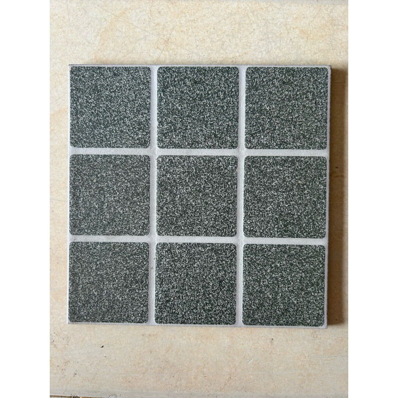 KERAMIK LANTAI KAMAR MANDI UNO HENSIN DARK GREY 25x25 / KERAMIK LANTAI KASAR