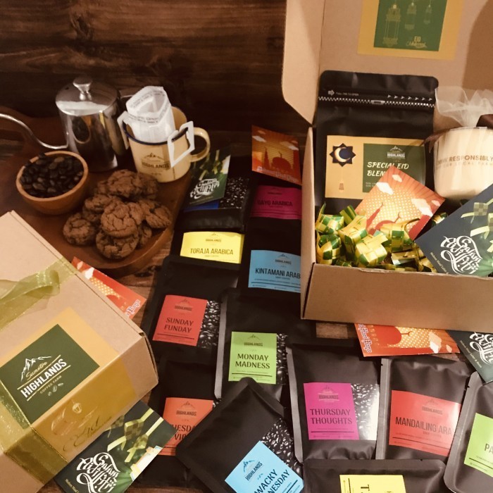 

(NEW) -HAMPERS LEBARAN PREMIUM, 13 PACKS OF ARABICA COFFEE, COOKIE, MUG...