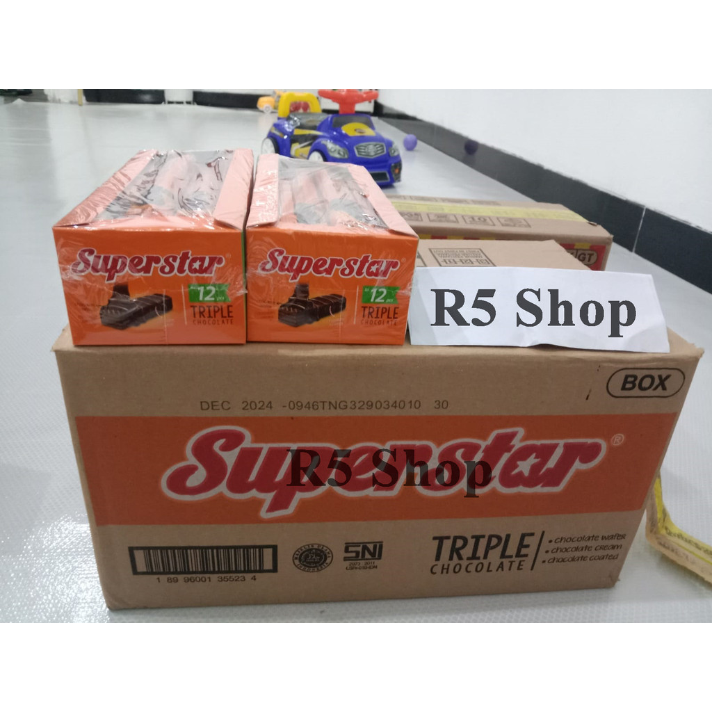 

Superstar Wafer Triple Chocolate Coklat Box Dus Isi 12 Pcs