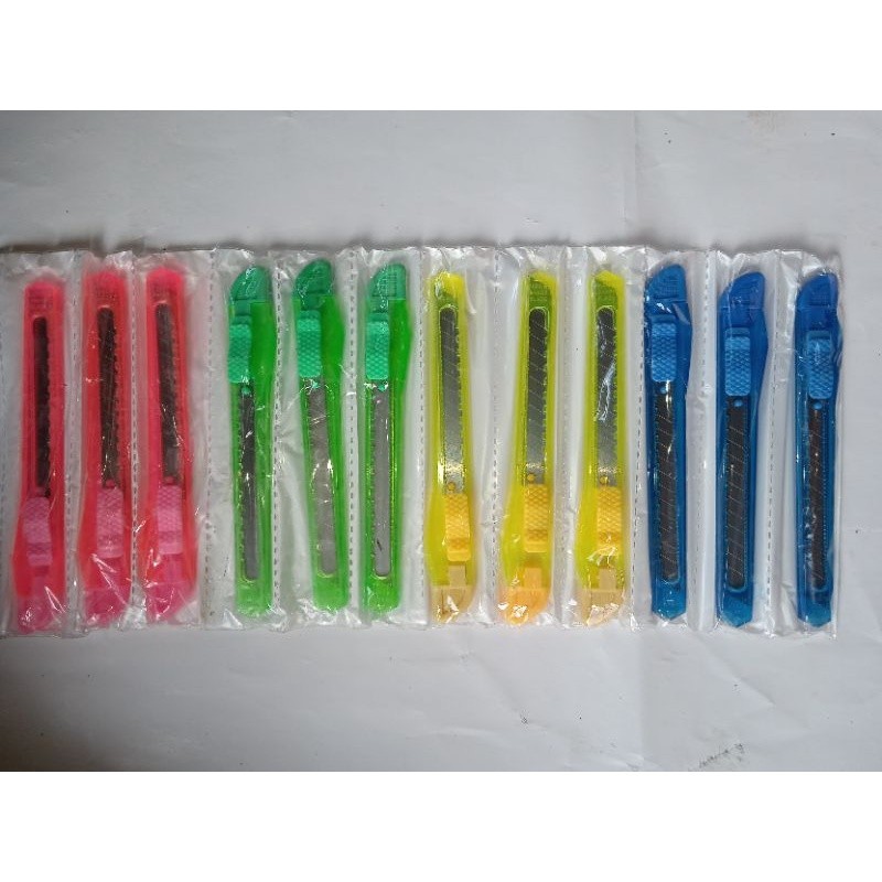 

Pisau Cutter Plastik Besar isi 12 pieces | bintang berkahh457