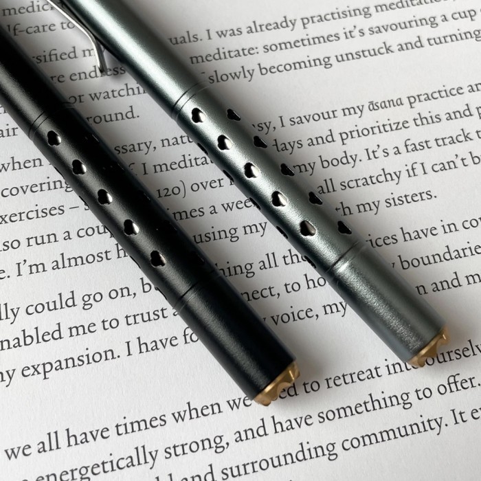 

[ N E W ] Alba - Luxury Metal Stainless Brass Round Pen / Ballpoint / Pulpen - Black