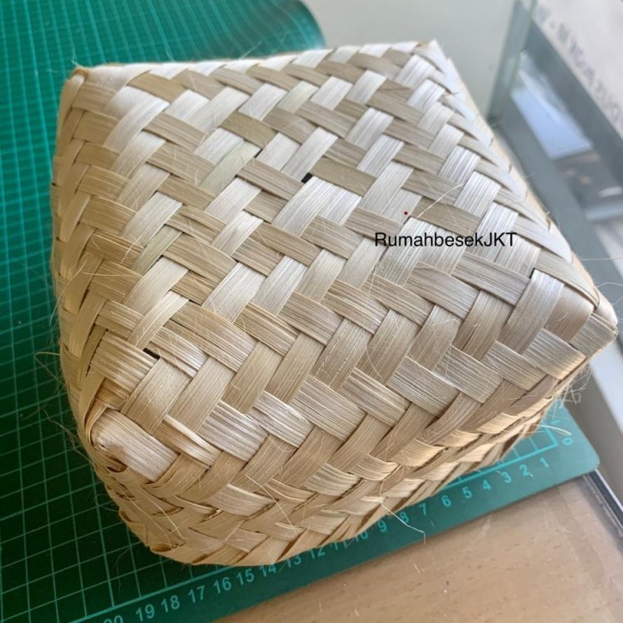 

Besek Bambu 18cm x 18cm (Harga Sepasang)