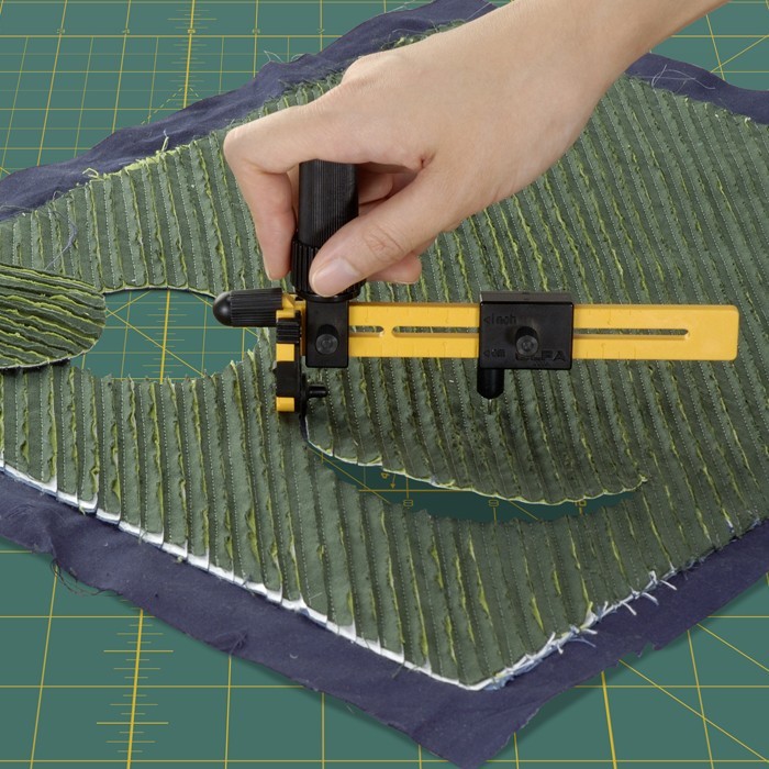 

Pisau Potong Lingkaran Kain (up to 22 cm) CMP-3 OLFA Rotary Compass