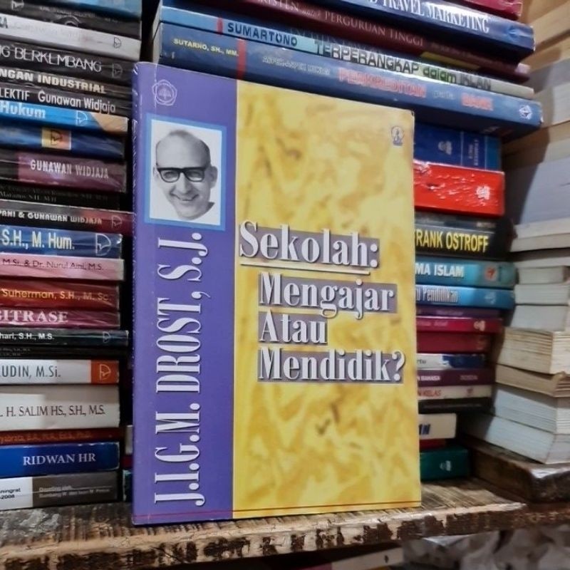 Sekolah: mengajar atau mendidik ? by J.I.G.M.Drost S.J