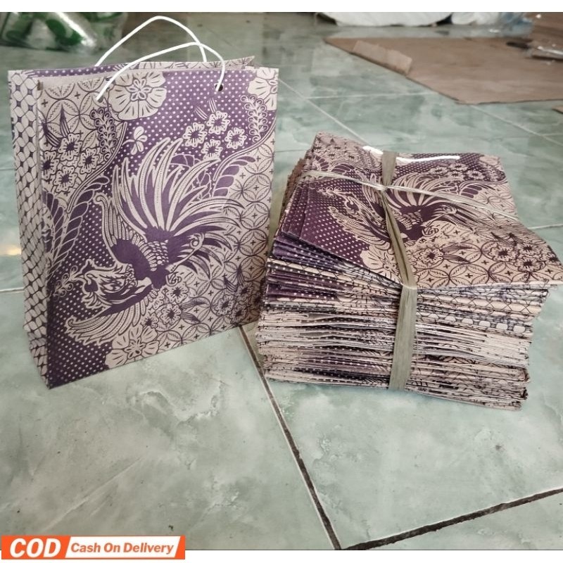 

Praktissl!!(1 ikat isi 50 pcs) tas kertas souvenir, kertas batik Tanggung ( kurang lebihT21,5xP17xL5)