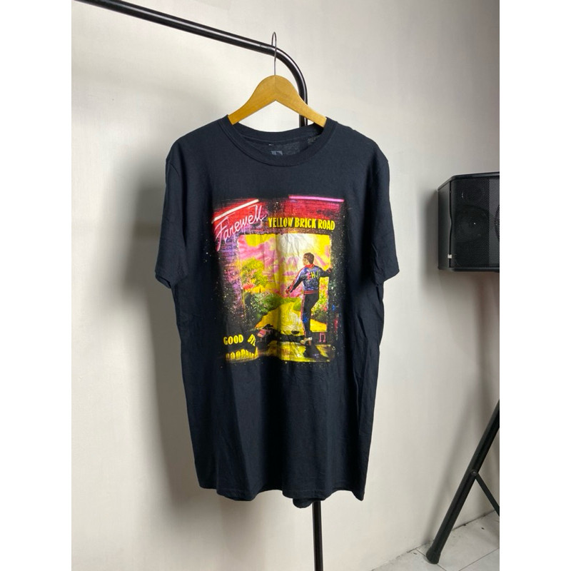 Kaos Elton John Tour