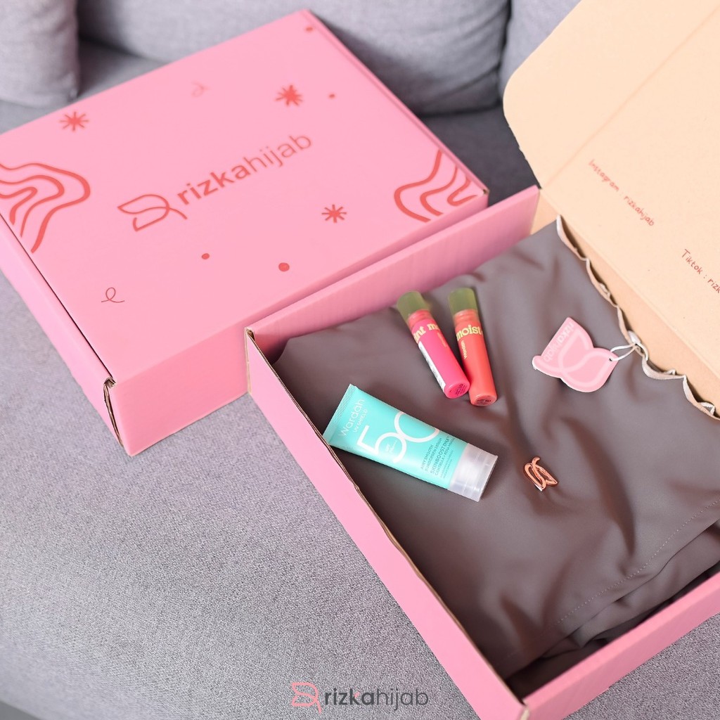 

Rizka Hijab - Gift Box and Goodie Bag