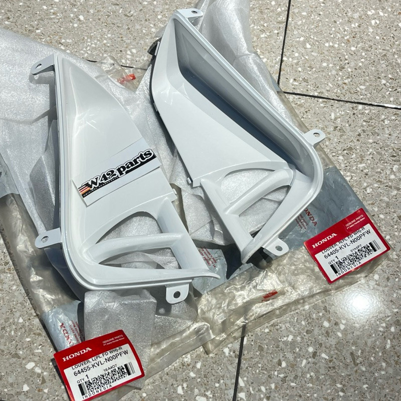 LOUVER SIRIP SAYAP DALAM TUTUP KARBURATOR KANAN KIRI SUPRA X125 X 125 BATMAN PUTIH ORIGINAL AHM 6440