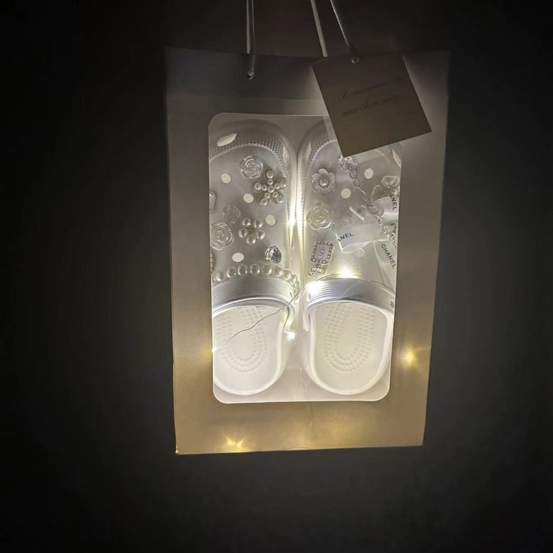 

Paper Bag Untuk Souvenir SandalBoneka Bunga Dan Hadiah Bonus Lampu Led 1 Meter Gift Box