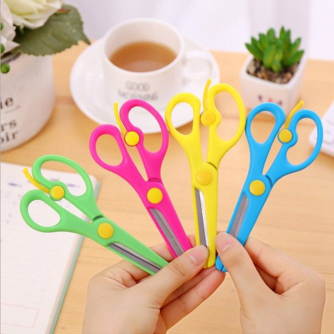 

Gunting Plastik 6 Inch Warna-warni Full Colour Harga Termurah / Gunting Kertas Bahan Plastik Ukuran 6 Inch Alat Tulis Sekolah / Gunting Lucu / Gunting Anak Aman Warna Macaron-Gunting Sekolah ujung tumpul E32