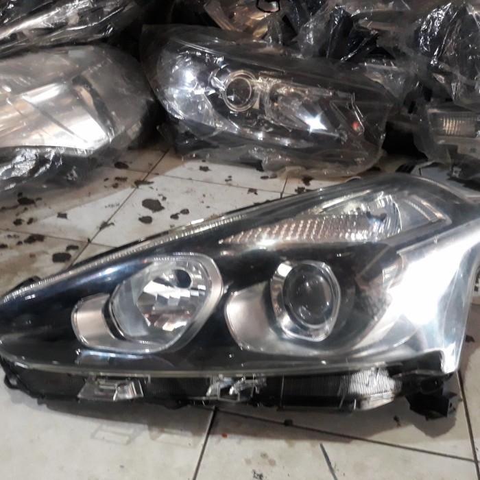 Headlamp lampu depan Toyota sienta