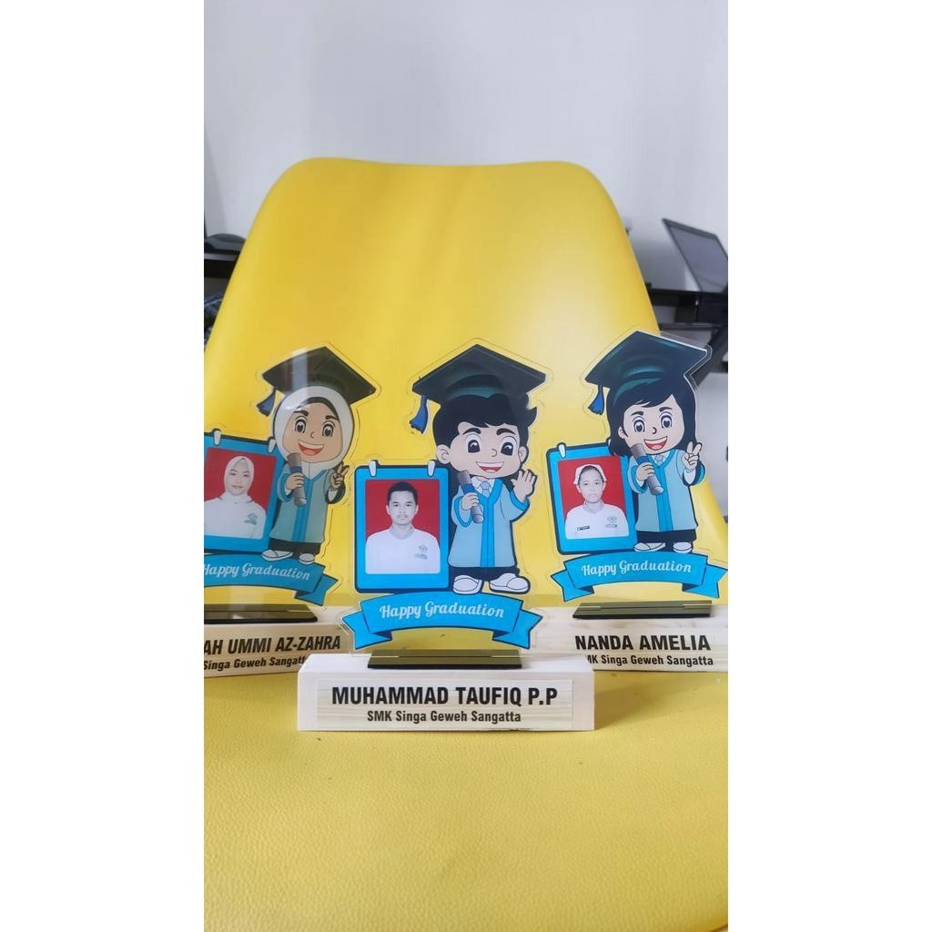 Plakat Wisuda TK SD SMP SMA| Piala Wisuda Akrilik | Kado Wisuda | Piala Wisuda Akrilik Tatakan Kayu