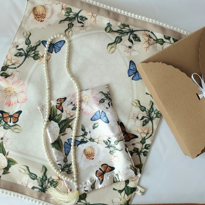

(NEW) -Hampers Sajadah Mini White Peony by Seruni Living - Creme