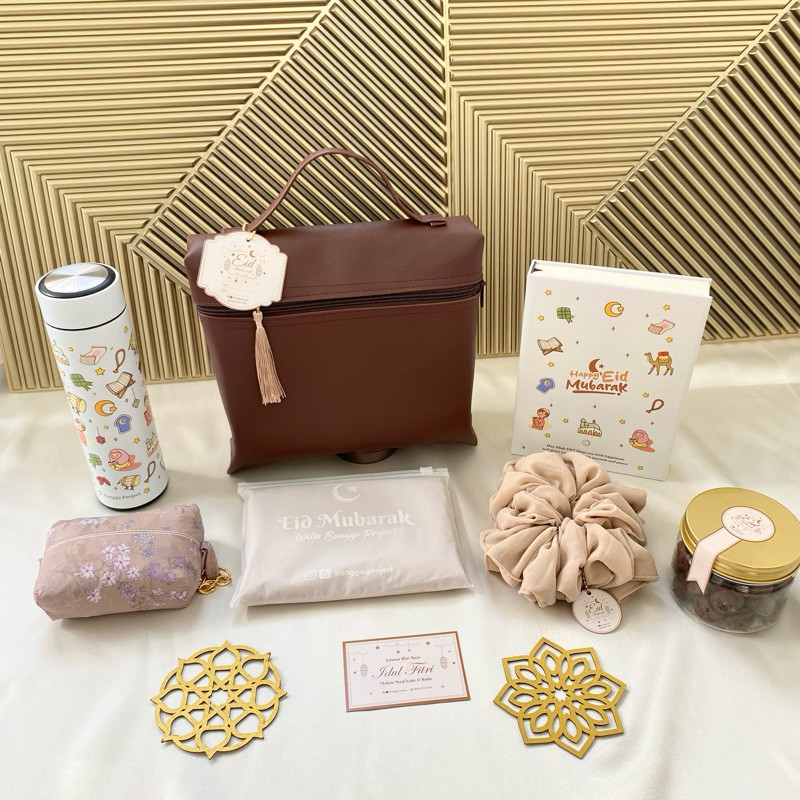 

HAMPERS LEBARAN IDUL FITRI • Bangga Project • Hampers Ramadhan Handbag Hijab Jilbab Instan Mukena Travel Tumbler Notebook Kue kering soes coklat Almond Handuk couple Sajadah Lilin aromaterapi hadiah lebaran unik bermanfaat gift set eid hampers/ New kado