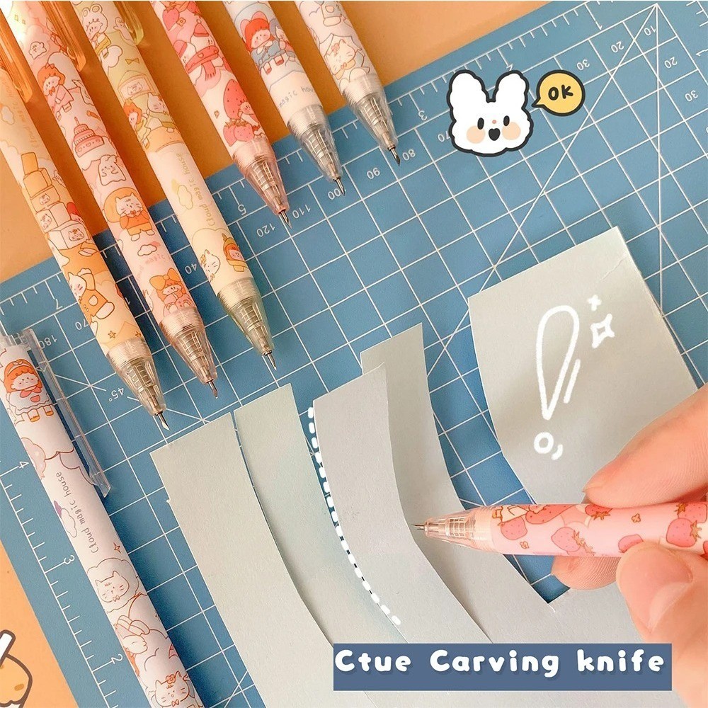 

SMM-Pemotong Kertas Bentuk Pena Karakter Kartun Bear Strawberry Lucu Cutter Pen Knife Cut Stickers Scrapbooking Alat Pemotong Stiker Bentuk Pena Cutting Tools Portable Knife Carving DIY