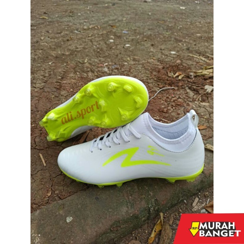 Sepatu specs keren- BONUS DEKER DAN KAOS KAKI. sepatu bola specs kwlitas nyata sol impor