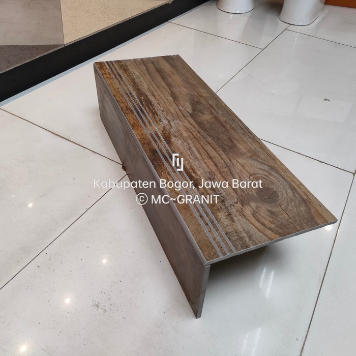 granit tangga motif kayu 30x120 20x120 Essenza Maple wood