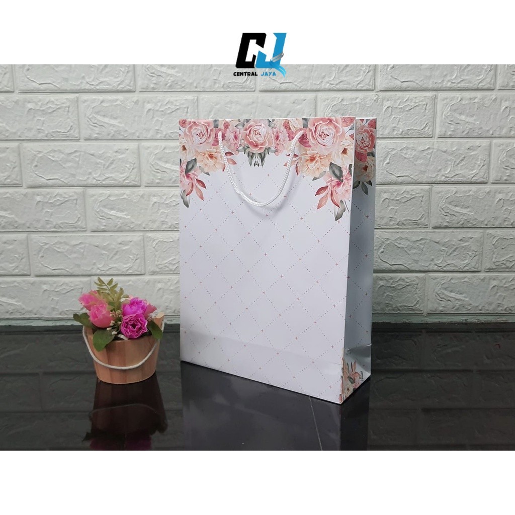 

Paper Bag Putih Glossy Motif Bunga Kado Custom Wedding Tas Souvenir Kado Kertas Ulang Tahun Bridesmaid