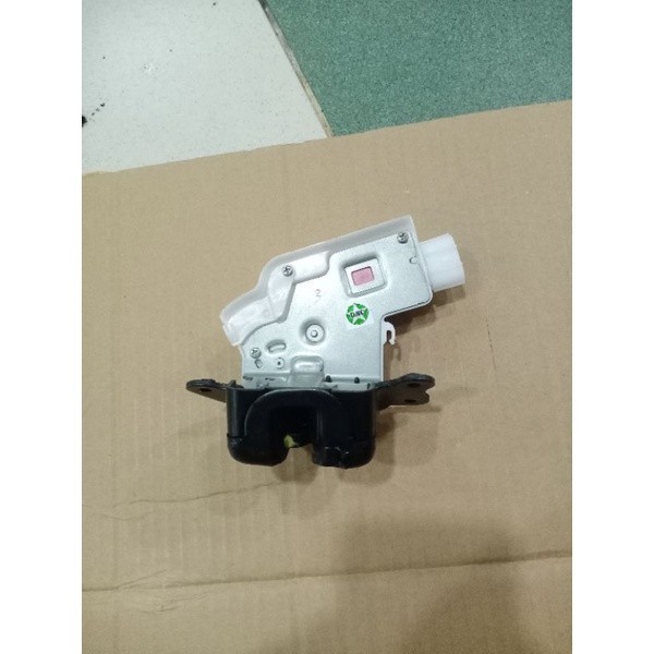 doorlock pintu belakang bagasi innova reborn original