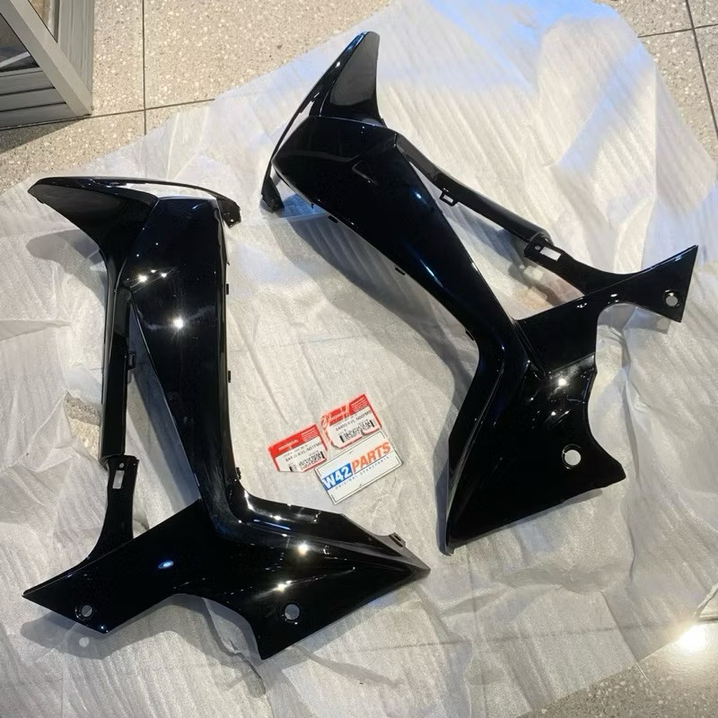 COVER BODY SAYAP DALAM DEPAN SUPRA X125 X 125 BATMAN HITAM SET KANAN KIRI BARU ORIGINAL AHM 64400 64