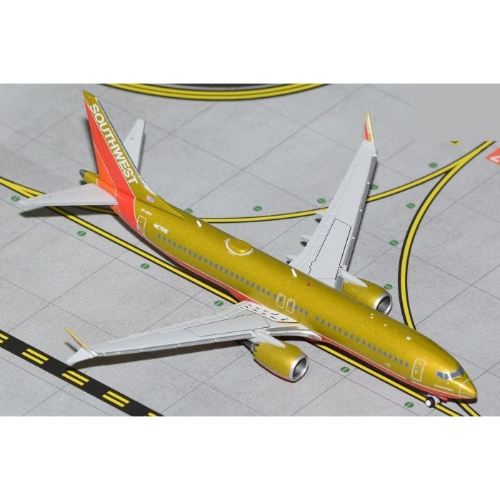 Diecast Pesawat GeminiJets GJSWA2186 Southwest Airlines Boeing 737 MAX 8 Gold Retro Li