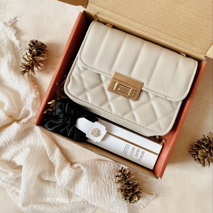 

(NEW) -KADOPEDIA Gift Hadiah Kado Ulang Tahun Wanita Istri - Daejeon(UT009) - Perfume, Black