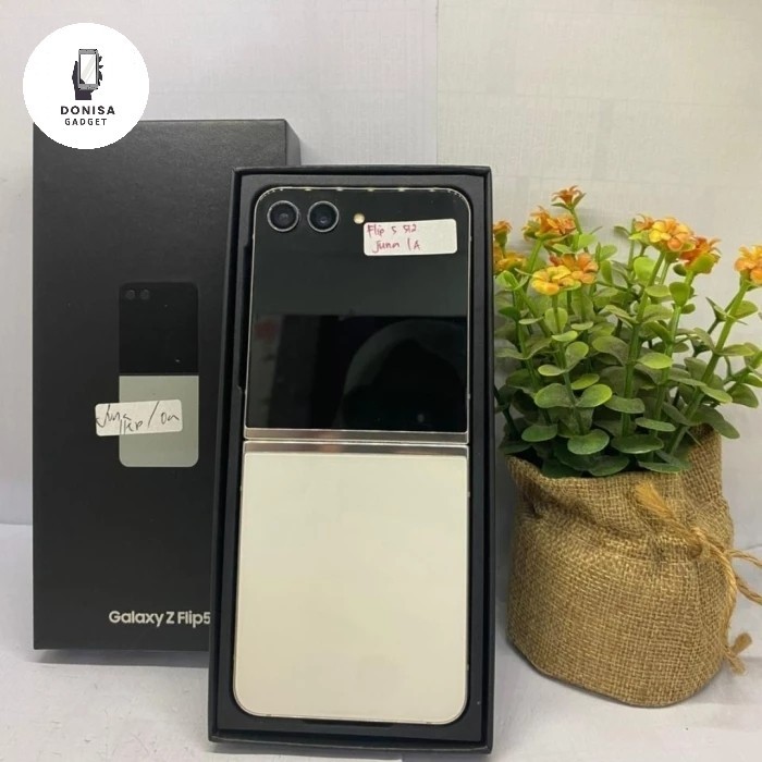Samsung Galaxy Z Flip 5 8/512GB  RESMI SEIN - SECOND FULLSET