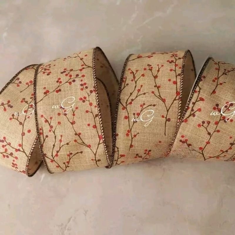 

Pita Kain Coklat Motif Ranting Bunga; Lebar 6.3cm; Panjang 10 Yard