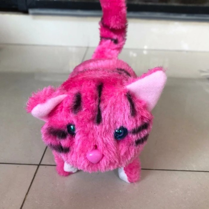 Store_601 Mainan Boneka Kucing Berjalan Bersuara Dan Mata Menyala - Merah Muda